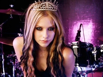 Avril Lavigne: ascolta in anteprima “Alice”, canzone registrata per la colonna sonora di “Alice In Wonderland”