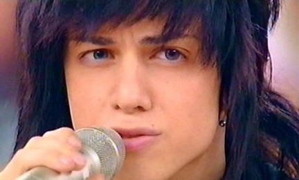 Davide Flauto: dopo “Amici” esordisce con “A.O.U. Amami O Uccidimi”