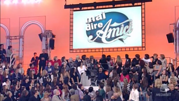 Amici (di nuovo) light: la Gialappa’s sdogana “il prof zimbello”. E Zerbi si riprende la scena
