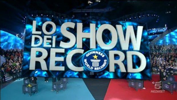 Lo Show dei Record torna il 15 marzo. Contro l’Isola dei Famosi 8