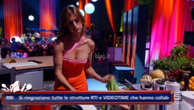 Elisabetta Canalis lava i piatti alla Notte degli chef
