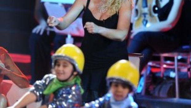 Ti lascio una canzone 5, Antonella Clerici inaugura provini e sfide esterne