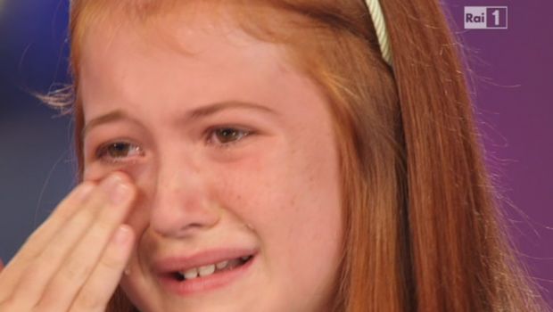 Ti lascio una canzone ora fa piangere i bambini. Ma la Clerici (ridendo) scarica la sindrome di Amici su Pupo