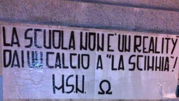 La Scimmia bocciato dal Movimento Studentesco Nazionale: “Diseducativo e offensivo”