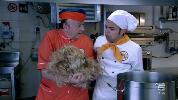 Natale a 4 zampe, Boldi cerca la comicità facile (e lascia il trash ai cani, coatti “come i Cesaroni”)