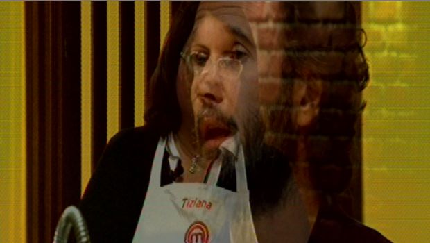 MasterChef – L’avvocato Tiziana demolisce il mito di Carlo Cracco: “Ci sono chef più famosi”. Lui: “Causa persa”