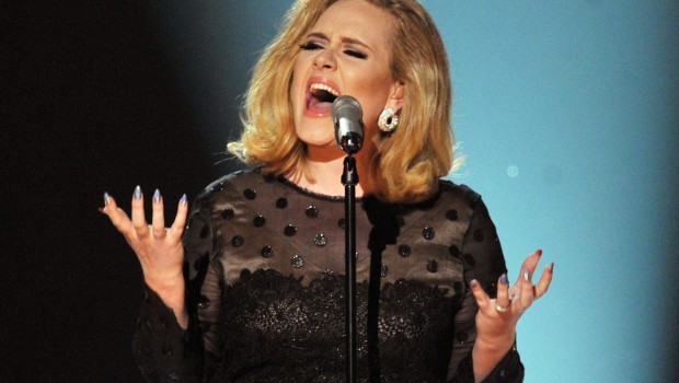 Robbie Williams nega il duetto con Adele