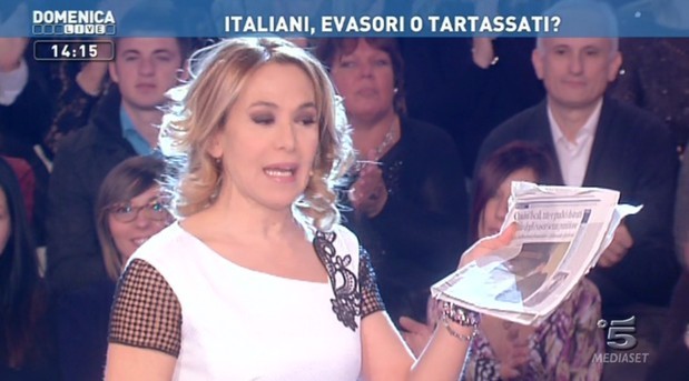 Domenica Live, ritorna il talk popolare-politico ed è subito populismo: “Chi evade, fa bene!”