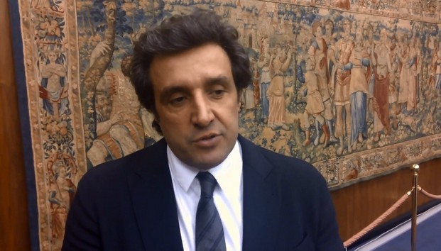 La pista, Flavio Insinna a TvBlog: “Cerchiamo passioni, non il più bravo a fare la piroetta” (VIDEO)