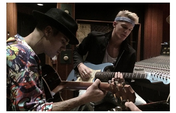 Justin Bieber e Cody Simpson, Home to Mama: testo, traduzione e audio del duetto