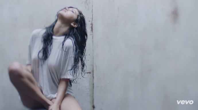 Selena Gomez, Revival influenzato dagli album di Britney Spears e Christina Aguilera
