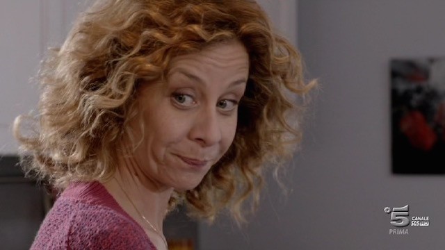 I misteri di Laura, Carlotta Natoli costretta a diventare la Pivetti di Canale 5