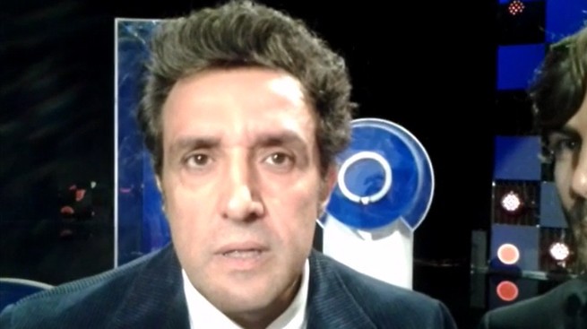 Flavio Insinna e le “simpatiche domande” di Blogo sul calo di ascolti di Affari tuoi e sulla sua sovraesposizione in tv (VIDEO)