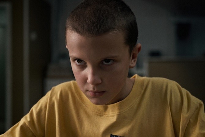 Stranger Things, Eleven sarà nella seconda stagione e insieme a Barb è al centro dei “notiziari” (video)