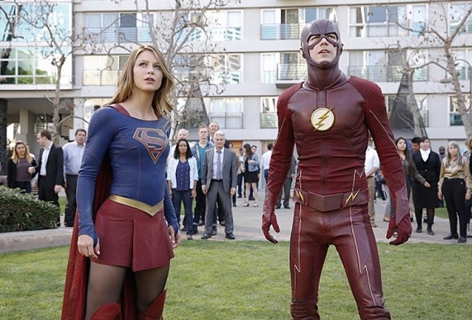 Serie Tv, novità: Teri Hatcher in Supergirl, Rachel Bloom e gli autori di La La Land per il musical crossover con The Flash
