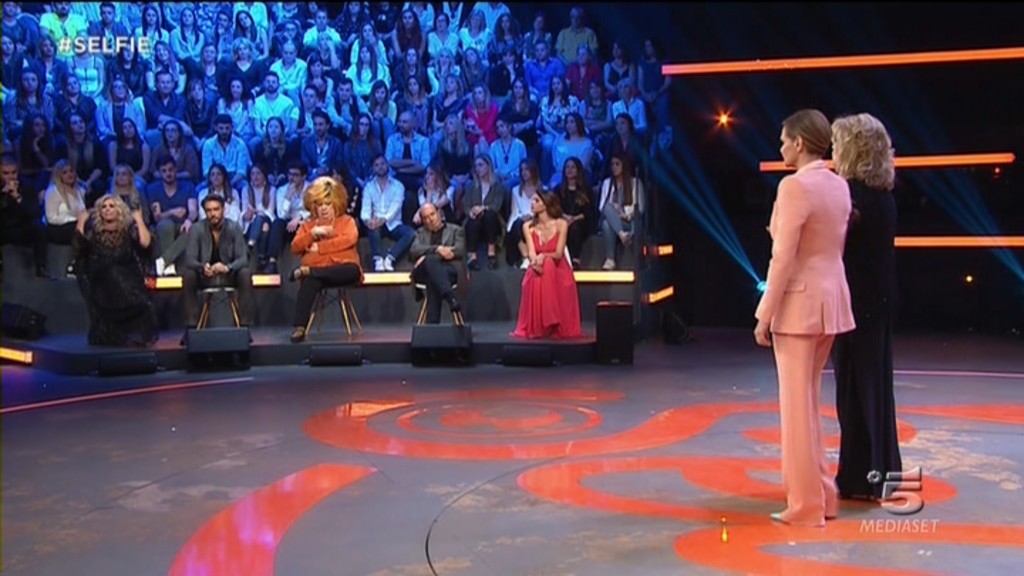 Selfie – Le cose cambiano, Tina Cipollari litiga con Iva Zanicchi e lascia lo studio (Video)