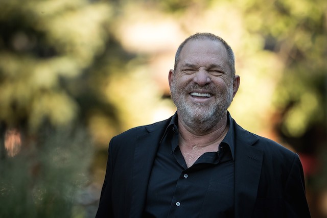 Scandalo Weinstein, salta il progetto di Amazon con De Niro e Moore, salvo The Romanoffs, a rischio Guantanamo