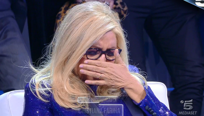 L’Isola dei Famosi: lungo applauso per Fabrizio Frizzi, Mara Venier in lacrime (video)