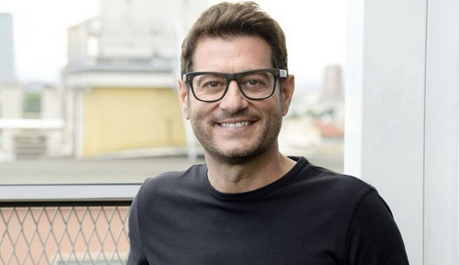Enrico Papi a Blogo: “Batto Chi ti conosce?, Nove sbaglia, Corsi bravo, ma Reazione a catena merita di più”
