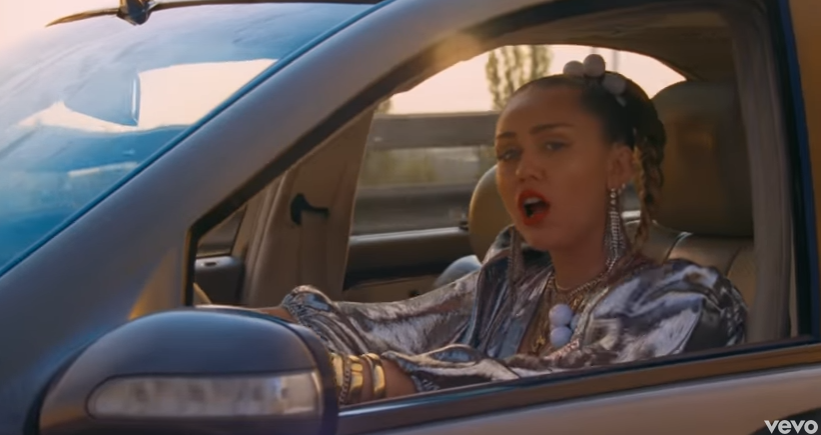 Miley Cyrus e Mark Ronson, Nothing Breaks Like a Heart: testo, traduzione e video ufficiale