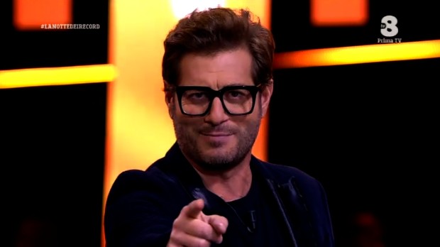 Sanremo, Enrico Papi provoca e fa il paragone con gli ascolti del 2001