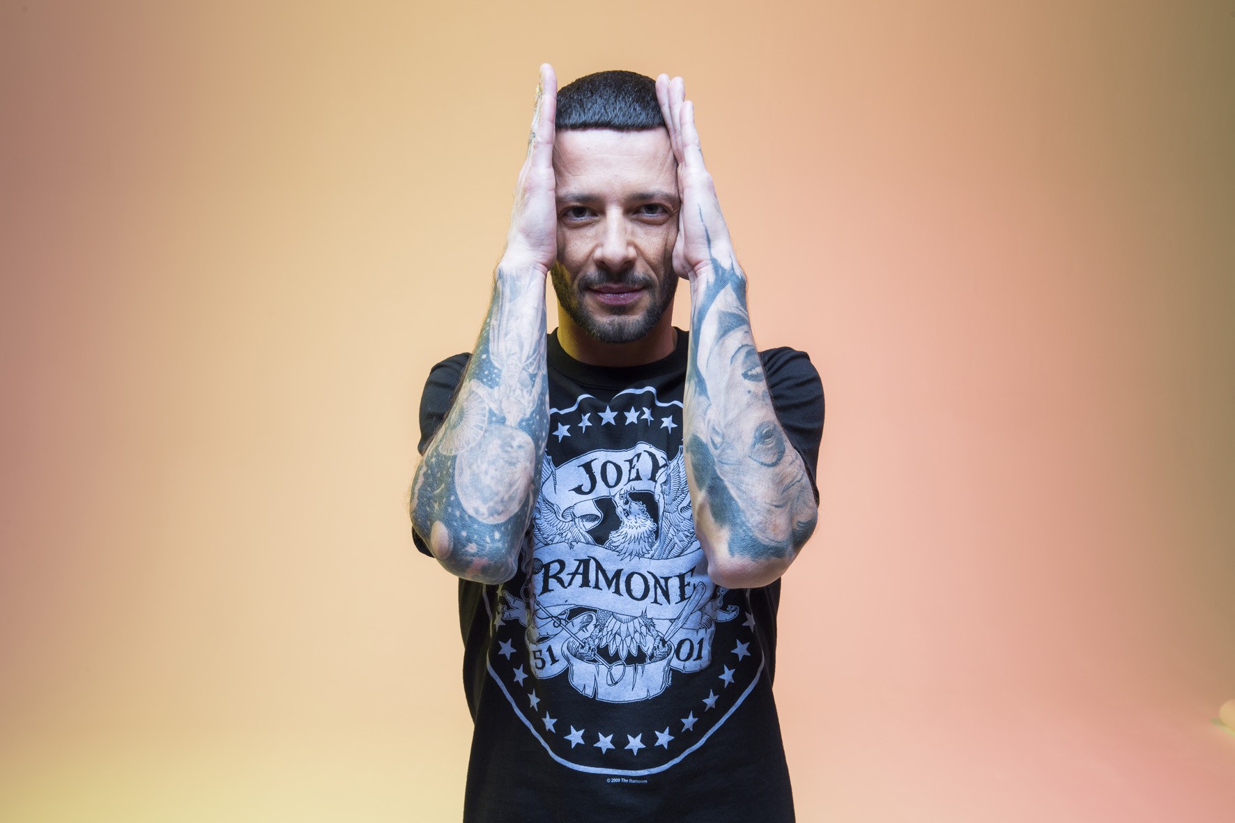 Nesli, Vengo In Pace il nuovo album: “Ho i pianeti allineati bene” [VIDEO]