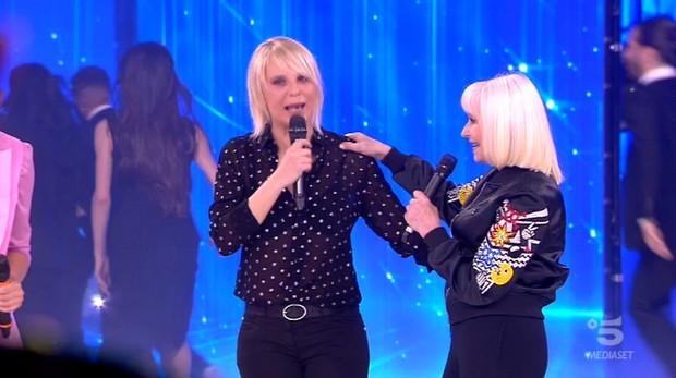 Amici 18, Raffaella Carrà fa “ricreazione” con gli allievi e Maria De Filippi la ringrazia: “E’ stata una gioia per tutti!”