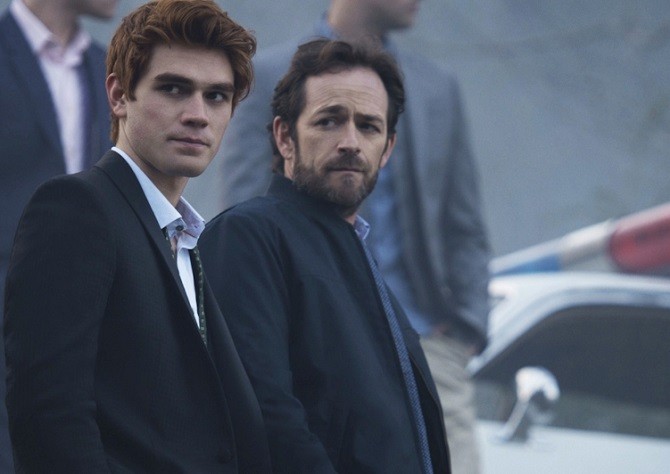 Riverdale il tributo a Luke Perry nel primo episodio della quarta stagione