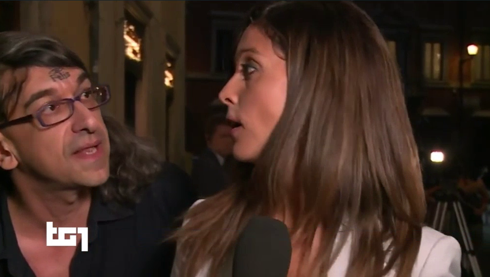 Gabriele Paolini, il ritorno: il disturbatore ricompare durante un collegamento al Tg1 (VIDEO)