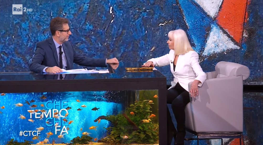 Raffaella Carrà: “Freccero su Rai2 mi ha piazzato due filmoni contro”, Fazio: “Vedessi cosa c’è la domenica sera su Rai1” (VIDEO)