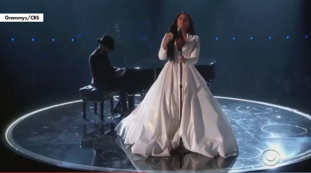 Demi Lovato piange mentre canta Anyone ai Grammy Awards 2020 (video, traduzione e testo)