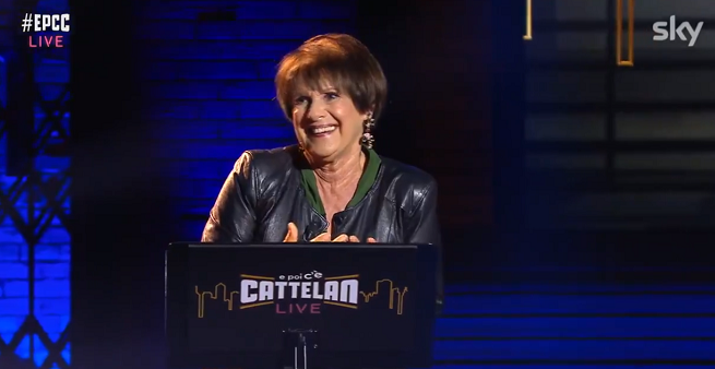 EPCC Live, lo straordinario monologo di Lella Costa sugli anziani (che rimprovera Alessandro Cattelan), video