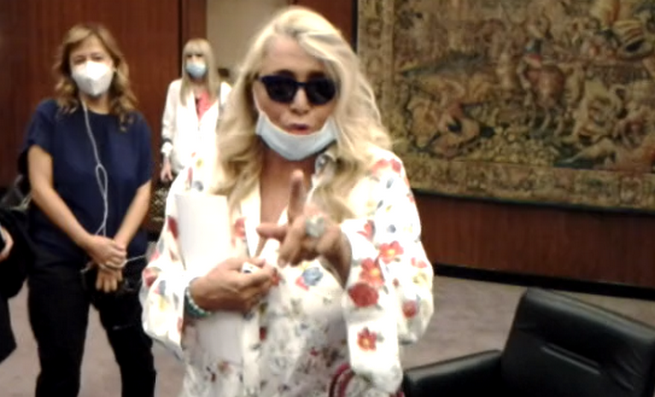 Mara Venier a Blogo: “Maria De Filippi a Domenica In? Finché non la vedo, non so…” (VIDEO)