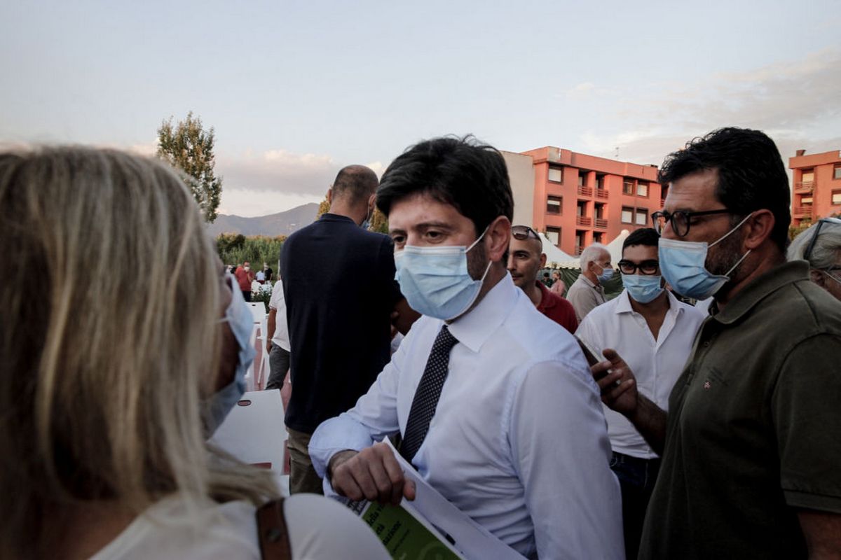 Speranza: “Nuovo lockdown non certo, state a casa ed evitate uscite inutili”
