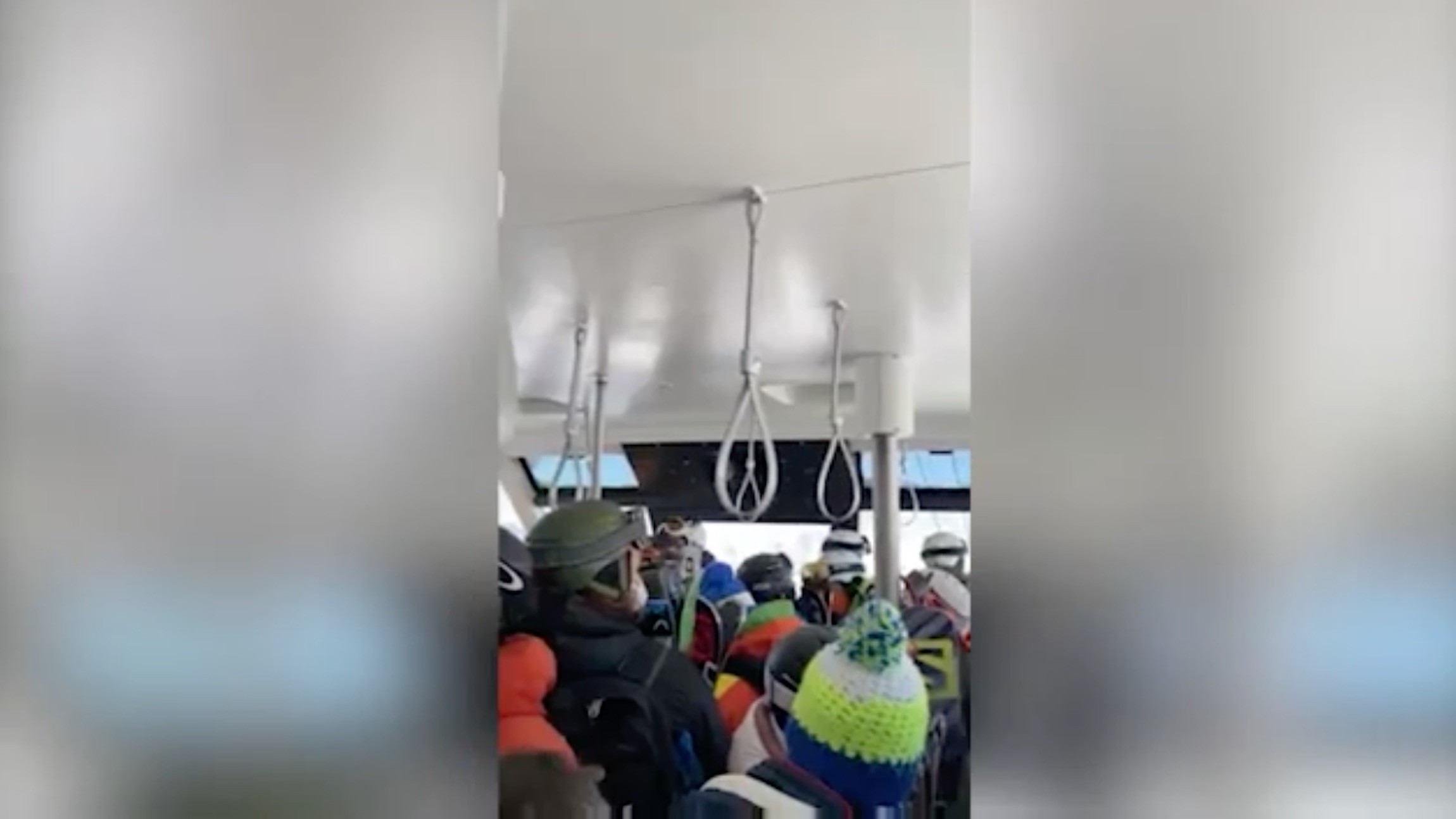 Il video degli sciatori ammassati nella funivia a Cervinia