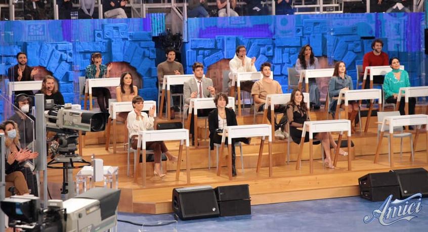 Amici 2020: la prima puntata tra qualche novità nel cast e una tradizione ventennale (che viene giustamente celebrata)