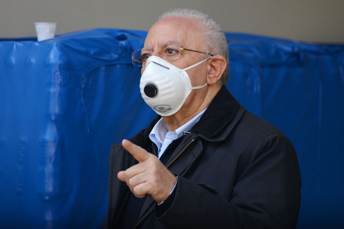 Spostamenti a Natale, De Luca: “Atto di idiozia e irresponsabilità”. Perché stiamo perdendo tempo?