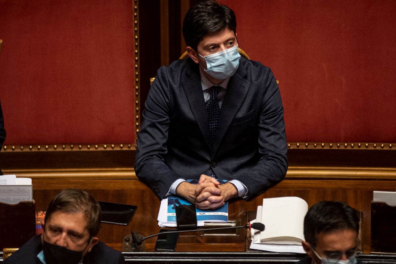 COVID-19, Speranza: “L’epidemia si fa sentire ancora con forza”