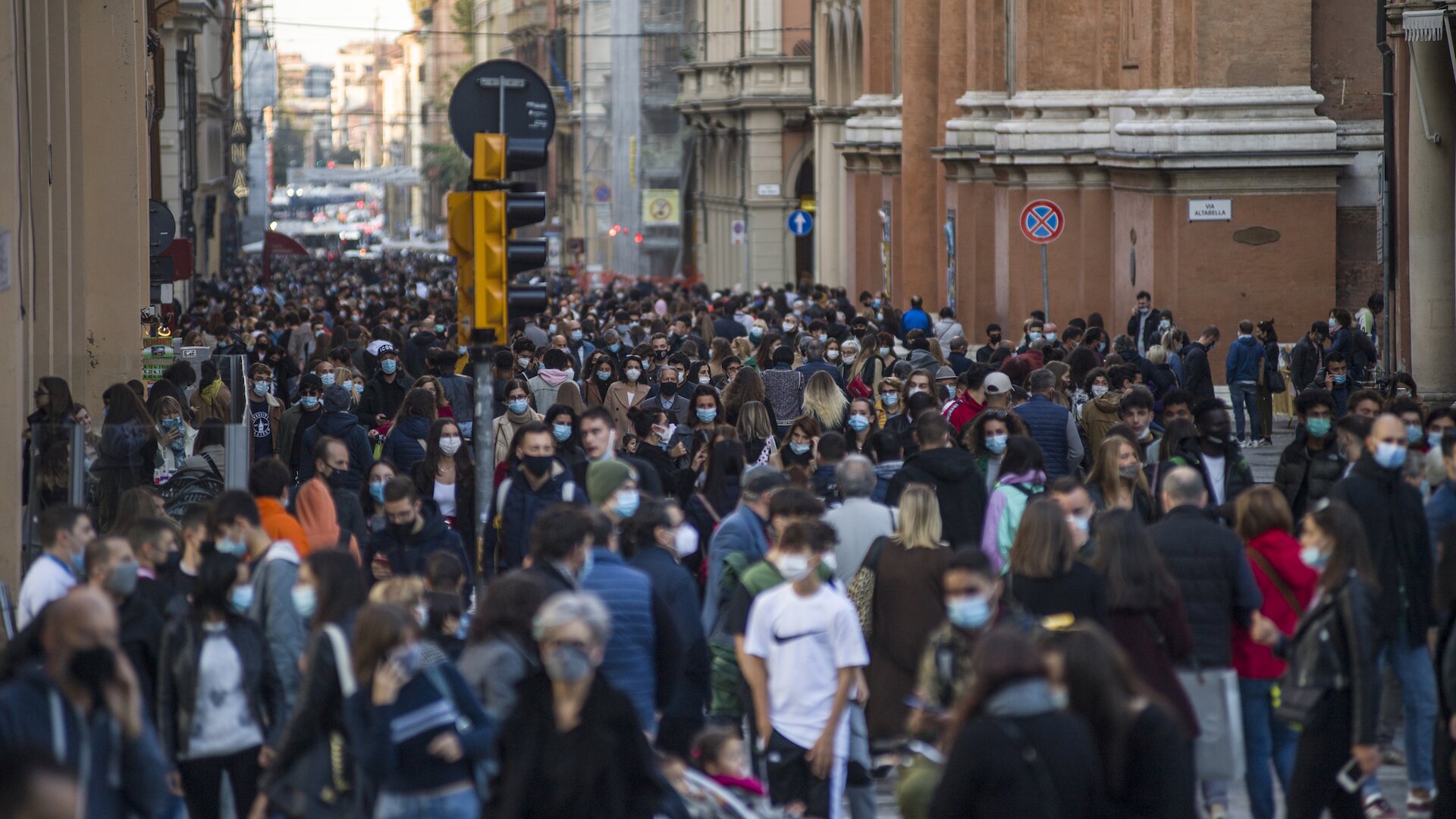 Nuove restrizioni nel weekend. Ecco le regioni che rischiano di diventare rosse