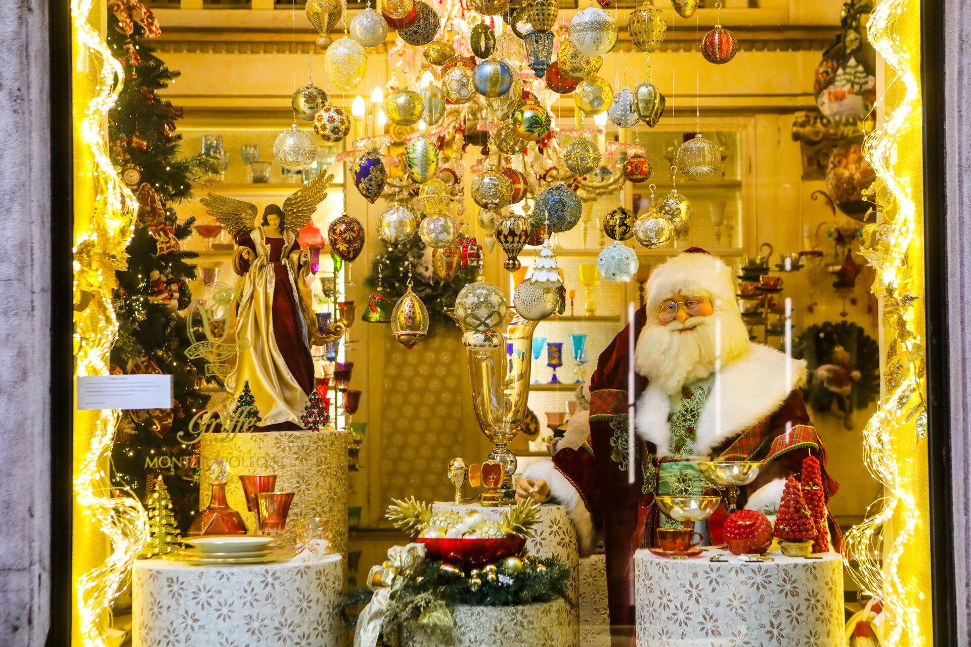Natale sotto COVID-19, Pregliasco: “Non ripetere gli errori estivi”