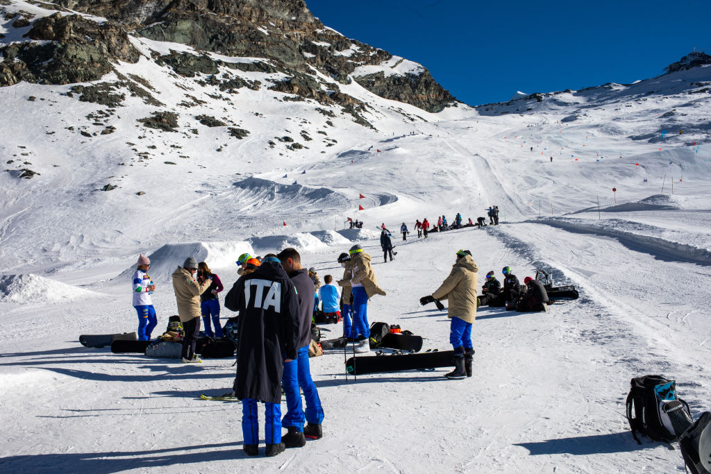 Valle d’Aosta, la proposta per tornare a sciare: tampone obbligatorio all’ingresso