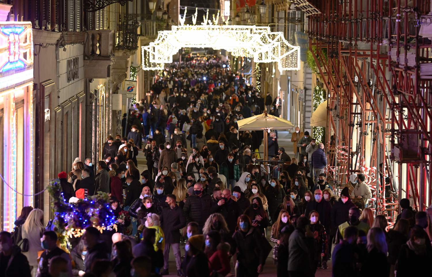 Assembramenti in vista del Natale. Colpa dei cittadini o delle misure troppo permissive?