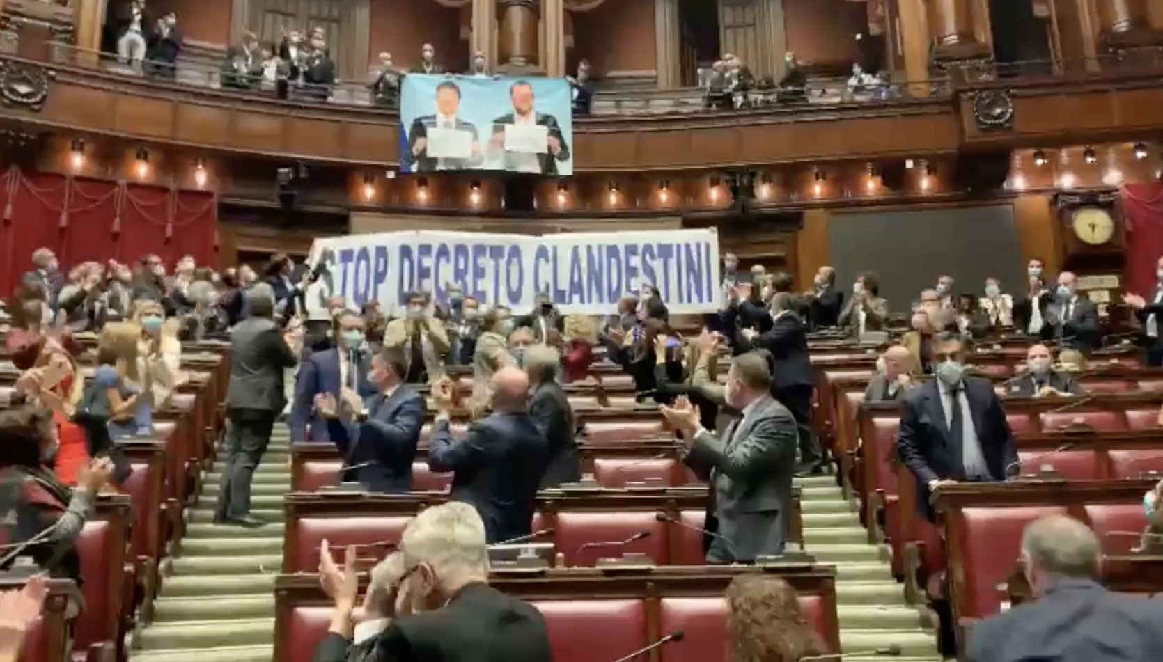 La Lega dà spettacolo alla Camera: caos e striscione “Stop Decreto Clandestini”