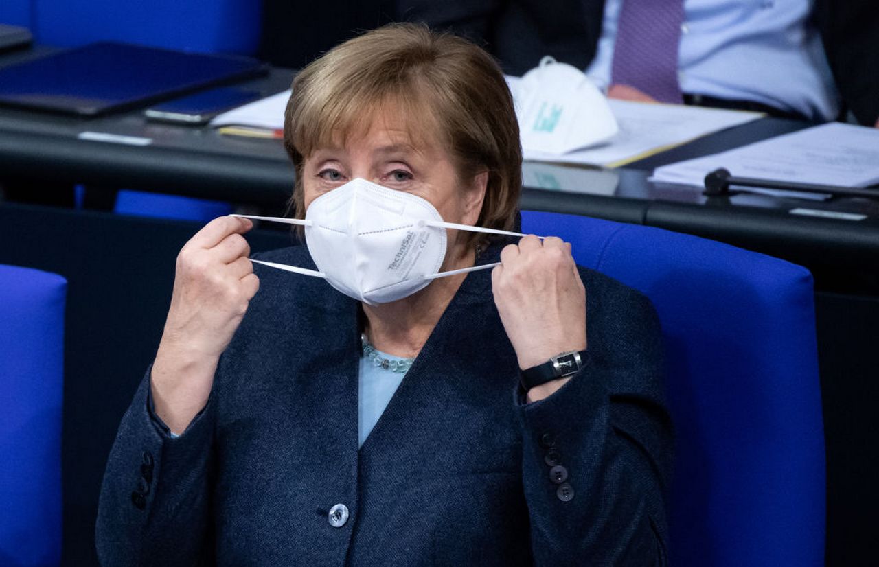 Merkel fa un passo indietro sul lockdown, ma la Germania rischia fino a 100mila casi al giorno