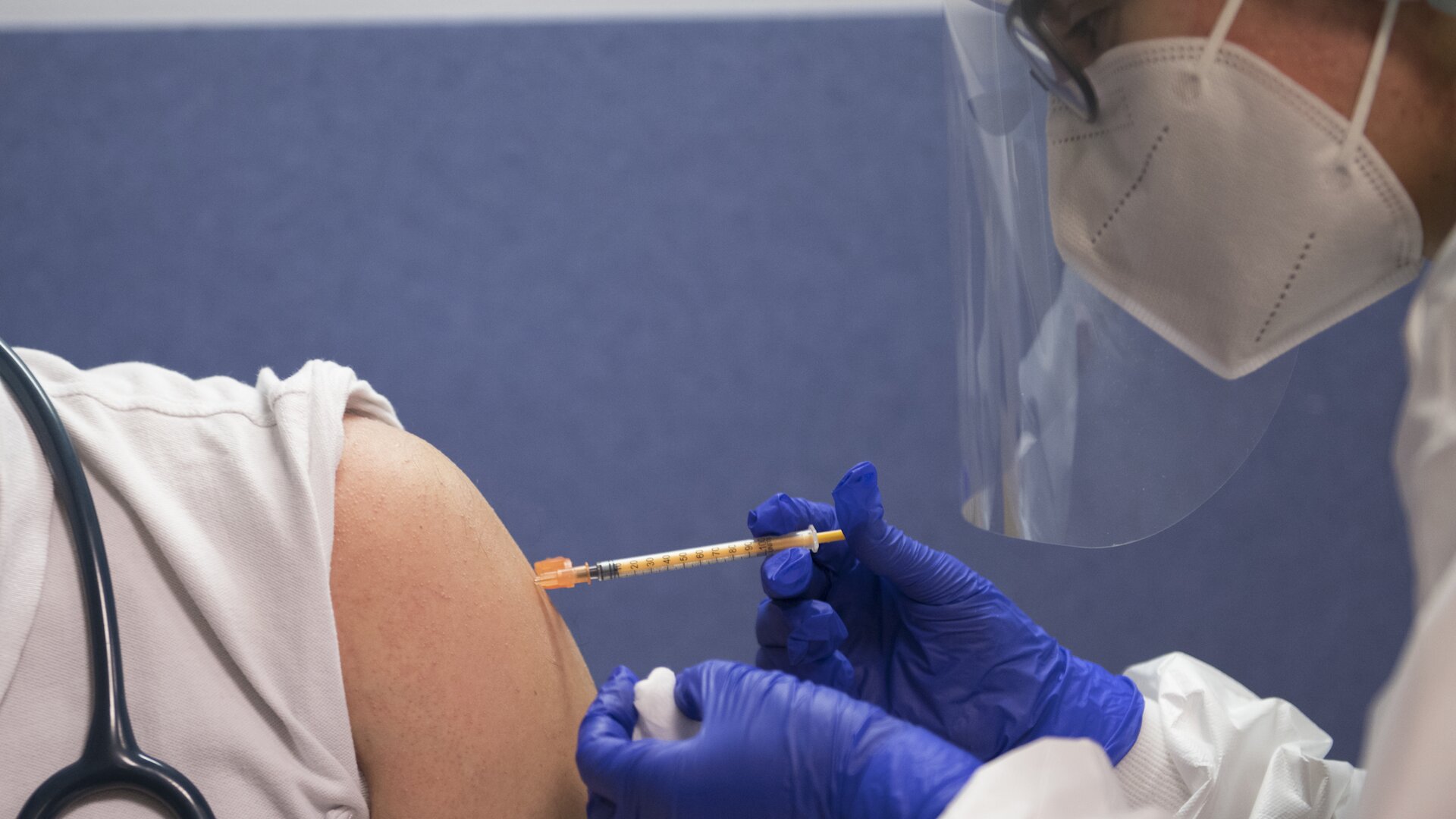 Coronavirus: il bollettino di oggi, 8.562 nuovi casi e 420 decessi