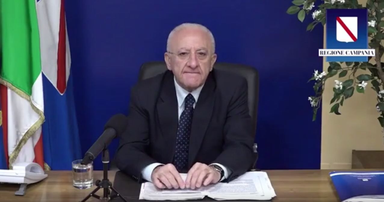 De Luca sul tavolino di Conte: “Ci aspettavamo Casalino al barbecue” (VIDEO)