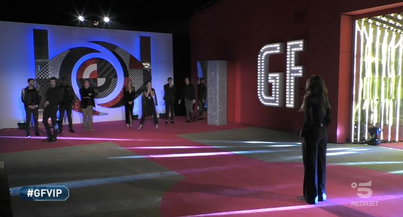 Grande Fratello Vip 5, tutti gli ex concorrenti, in silenzio, davanti alla casa, per il lutto di Dayane Mello