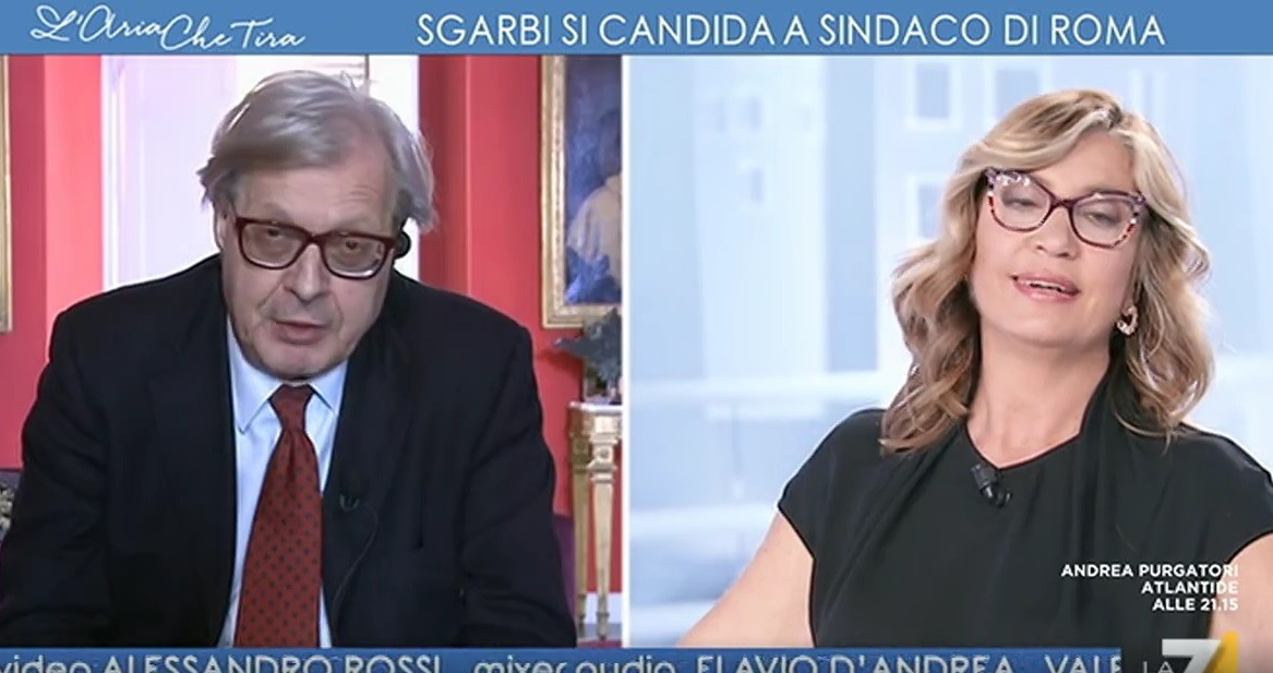 L’Aria che tira, Sgarbi alla Merlino: “Come hai fatto a vivere col commissario?”. Lei: “Ti odio”