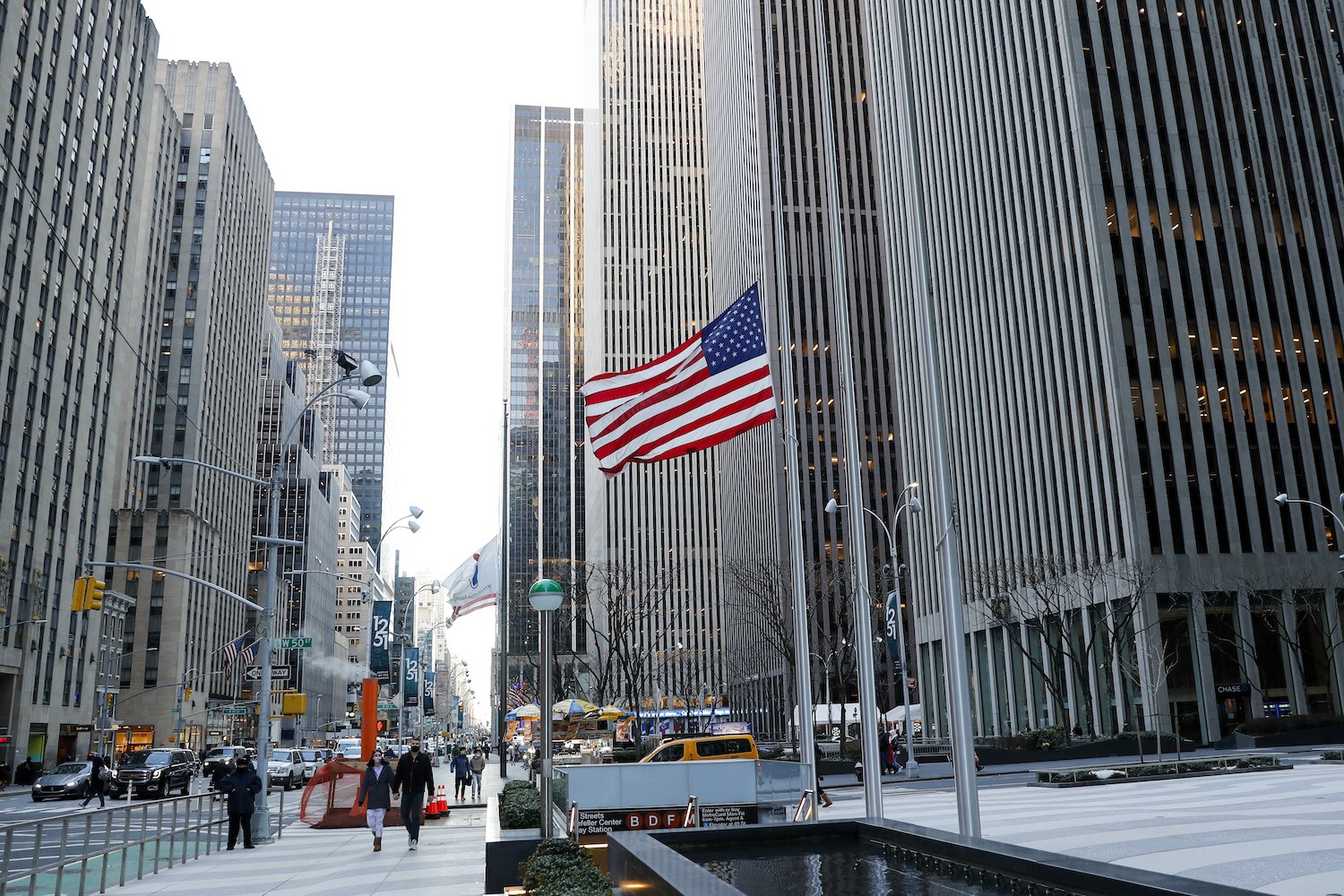 Una nuova variante del virus preoccupa New York. Ecco cosa dicono gli esperti