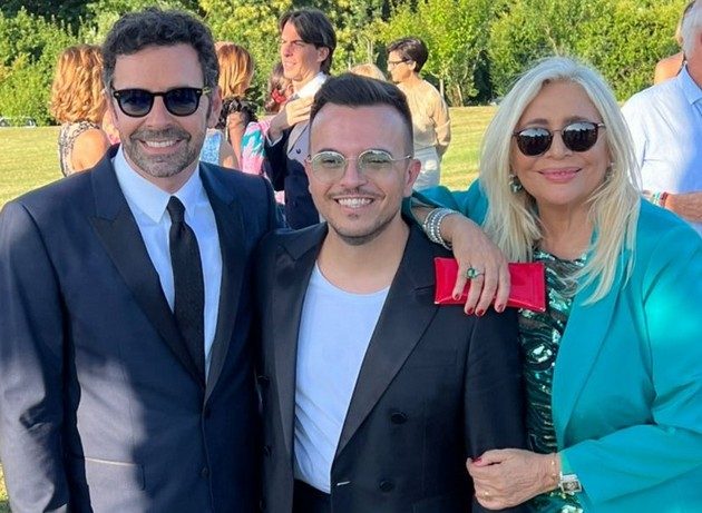 Alberto Matano si sposa, Francesco Benigno tuona: “Con tutti i problemi che ci sono parliamo di lui?”. Sì, per fortuna